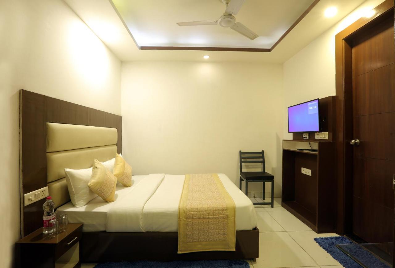 Hotel Qualia Suites At Delhi Airport Neu-Delhi Exterior foto